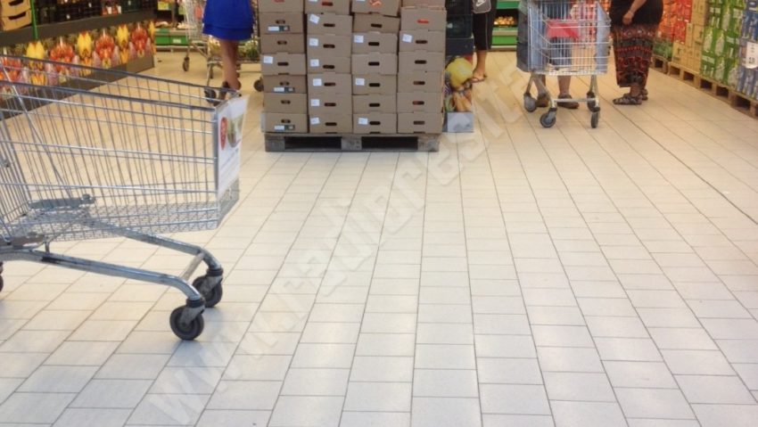 S-au ascuns de căldură în supermarket!