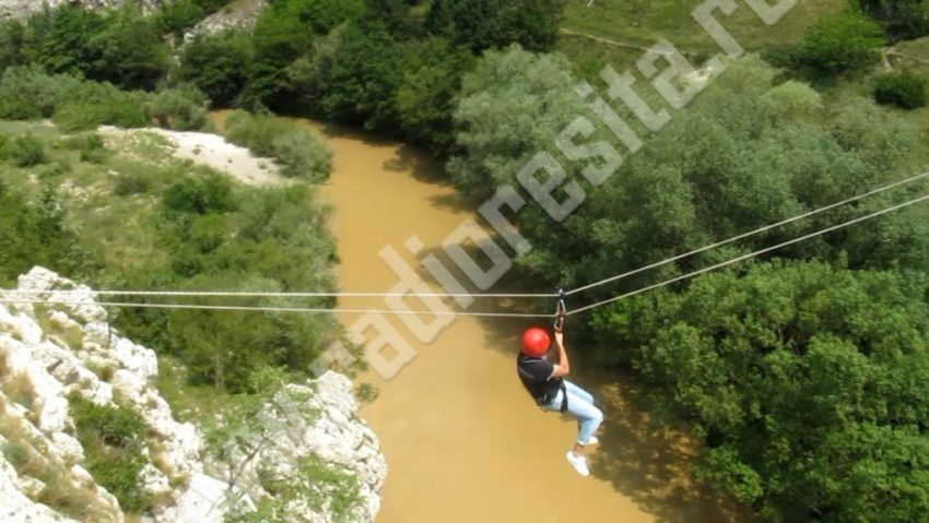 Extrem… pe Cerna! Plimbare pe cablu la 20 de metri înălţime