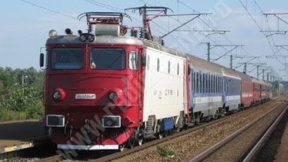 Trenurile circulă cu viteză redusă şi cu… întârzieri