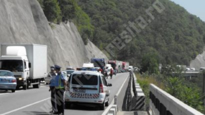 [UPDATE] Circulaţia a fost reluată pe DN 6, blocat din cauza unui accident rutier