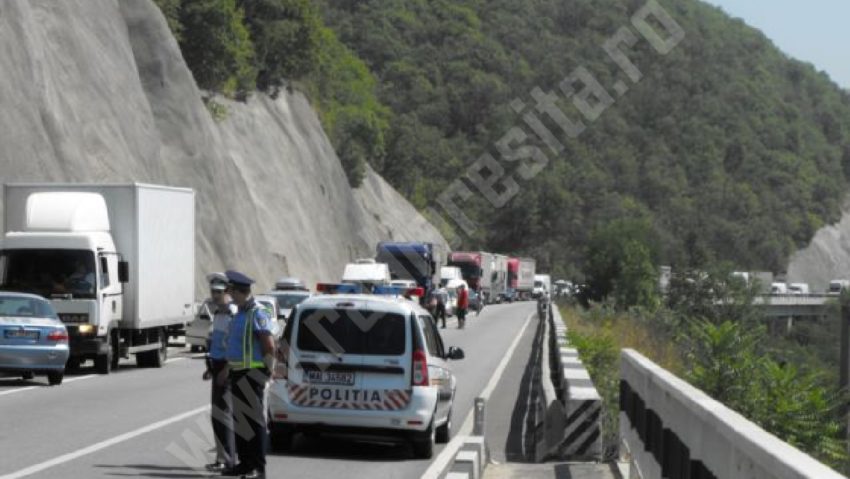 Circulație oprită pe DN6 între Herculane și Topleţ din cauza unui accident