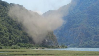 [FOTO] A început detonarea stâncilor din Clisura Dunării care au închis circulaţia pe DN57