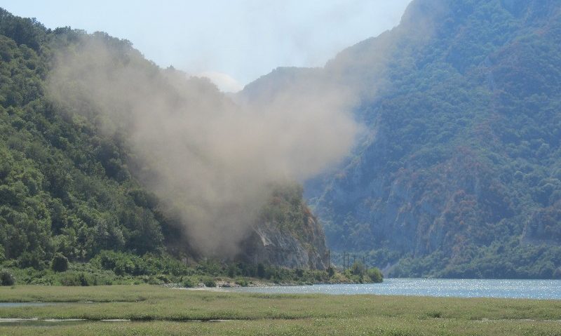 [FOTO] A început detonarea stâncilor din Clisura Dunării care au închis circulaţia pe DN57