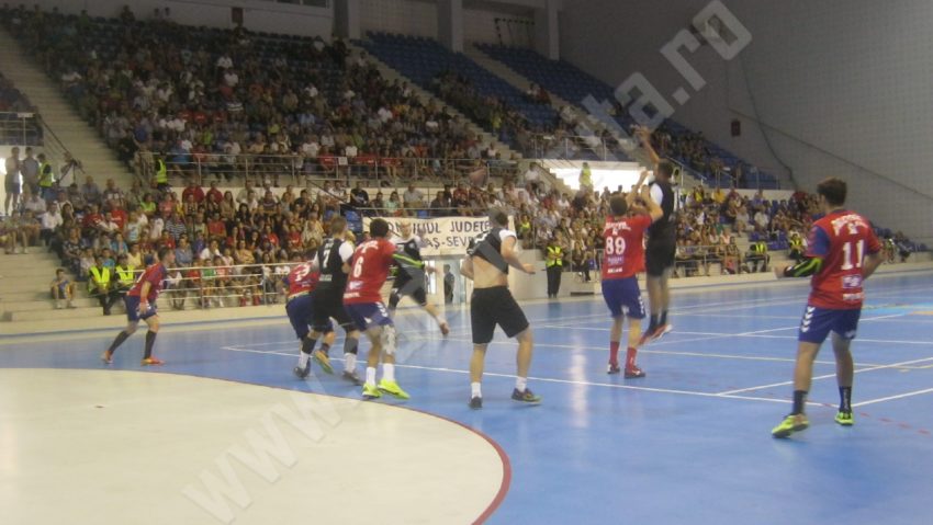 [Foto] HC Adrian Petrea a remizat cu HC Vaslui, la debutul în faţa suporterilor în Liga Naţională de handbal masculin