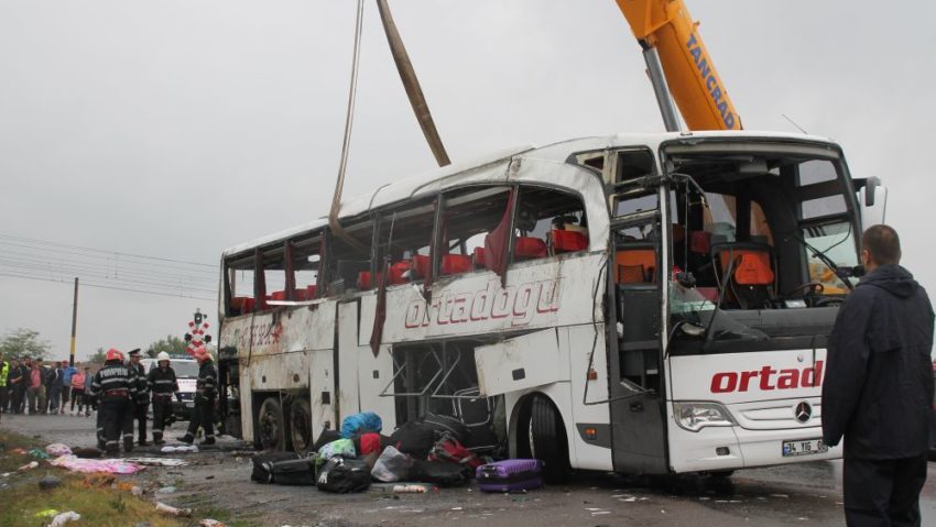 [FOTO] ACCIDENT GRAV în Brăila: Un autocar cu 38 de oameni s-a răsturnat. Trei persoane au murit