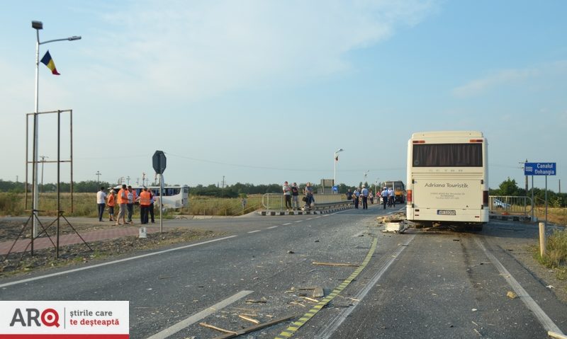 [FOTO] Accident în judeţul Arad. O persoană a murit, iar alte opt au fost rănite