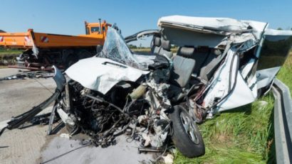 [FOTO] Doi români au murit, iar alţi cinci au fost grav răniţi într-un accident rutier în Germania