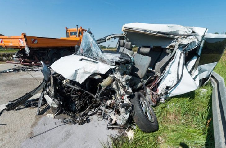 [FOTO] Doi români au murit, iar alţi cinci au fost grav răniţi într-un accident rutier în Germania