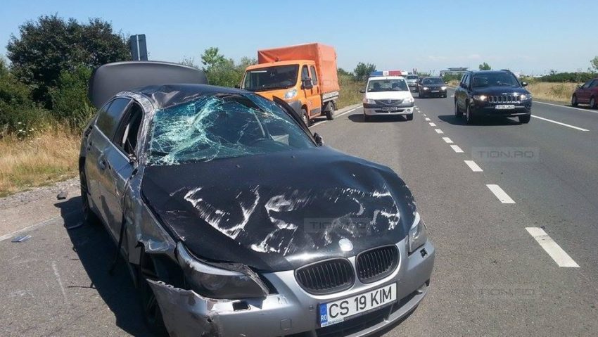 Carambol la Izvin! Şoferul vinovat a ajuns la spital