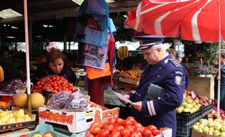 Peste 1.000 de kilograme de fructe şi legume confiscate de poliţiştii mehedinţeni