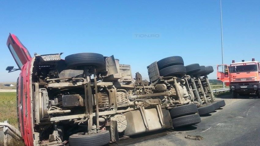 FOTO Încărcat peste măsură, un camion s-a răsturnat pe autostrada Timişoara-Arad