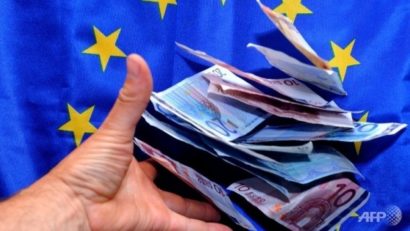 Zona euro deblochează o primă tranşă de ajutor de 23 miliarde de euro pentru Grecia