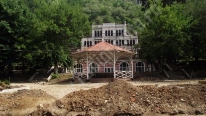 [FOTO] Parcul Central din Băile Herculane în…centrul modernizării