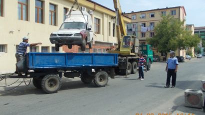 [FOTO] Poliţiştii locali fac curăţenie în parcări