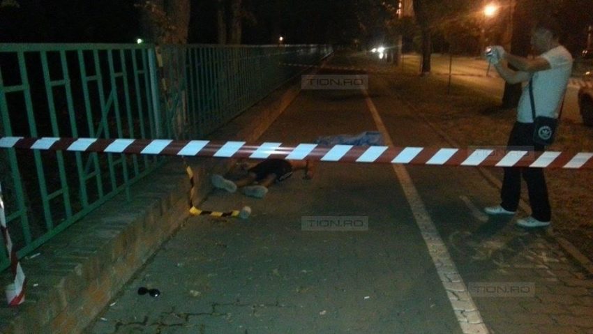 FOTO Tânăr de 20 de ani găsit spânzurat de un gard în Timişoara