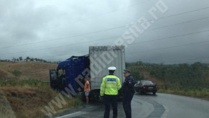 Coliziunea dintre trei autotrenuri a blocat circulaţia pe DN7