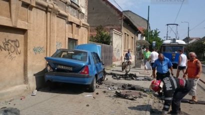 Accident in Piaţa Crucii din Timişoara: o maşină a fost proiectată într-o casă