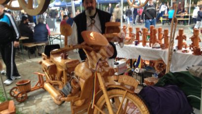 [FOTO] Festivalul breslelor aduce la Reşiţa motocicleta din lemn, unică în lume