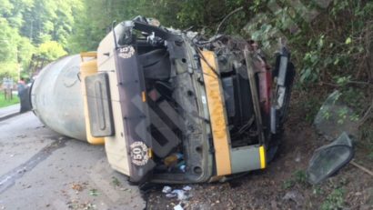 [FOTO] Accident lângă Reșița, după ce o autobetonieră a rămas fără frâne