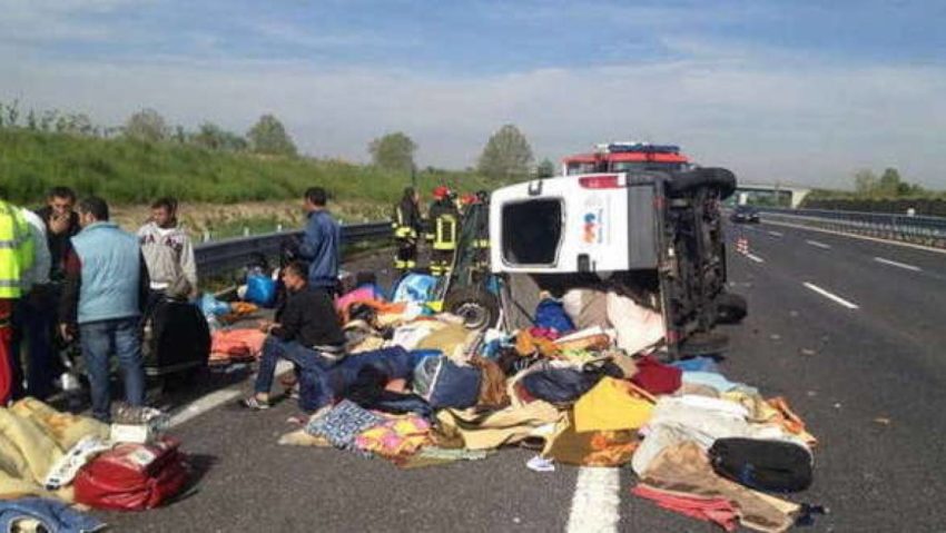 Doi români, morţi într-un grav accident în Italia