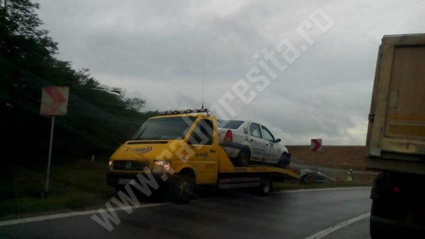 Maşini „şifonate” şi mai mulţi răniţi în accidente rutiere