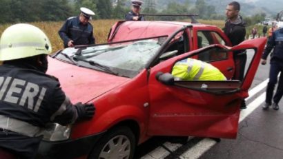 [VIDEO] Un şofer a fost lovit fatal de un copac în timpul mersului