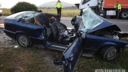 [FOTO] Tragedie pe DN1. Doi oameni au murit, după ce o maşină a intrat într-un autocar