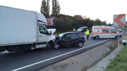 Minune pe DN 6, după ce o maşină a fost spulberată de o utilitară şi de un tir