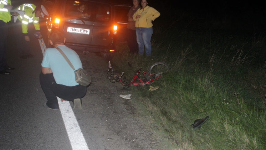 [FOTO-VIDEO] Grav accident între Timişoara de Moraviţa. Biciclist spulberat de un șofer grăbit