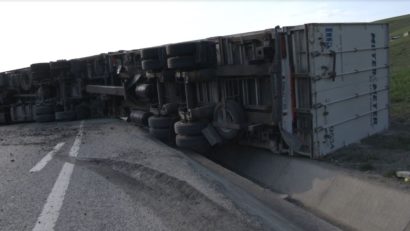 Un TIR s-a răsturnat pe DN 6, traficul este restricţionat