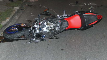 Tânăr de 26 de ani mort după ce a intrat cu motocicleta într-un microbuz