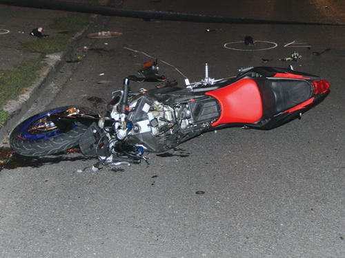 Tânăr de 26 de ani mort după ce a intrat cu motocicleta într-un microbuz