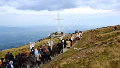 Pelerinaj la crucea – monument de pe Muntele Mic