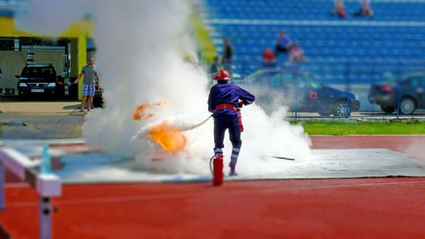 Arde stadionul Dan Păltinișanu