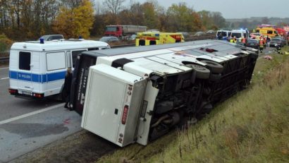 Un copil de 5 ani a murit şi alţii sunt grav răniţi după ce un autobuz s-a răsturnat