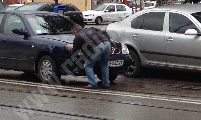 [FOTO] Accident din neatenţie şi pe carosabil umed