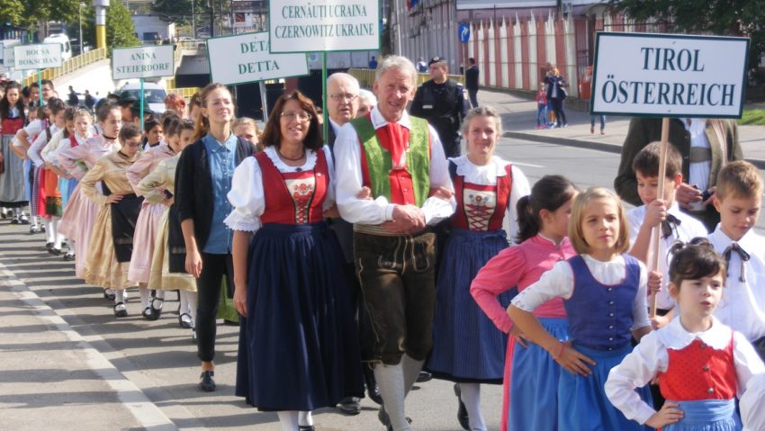 [FOTO] Portul popular german – tradiţie şi istorie în Banatul de Munte