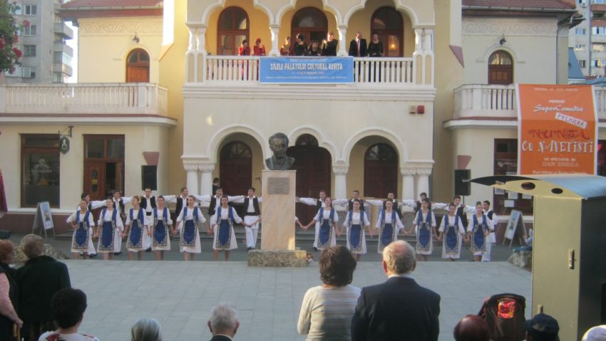 [FOTO-AUDIO] Nostalgii, cânt şi joc la Palatul Cultural