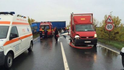 [FOTO] Grav accident de circulaţie în judeţul Arad cu o ambulanţă, un TIR şi două autoturisme