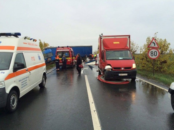 [FOTO] Grav accident de circulaţie în judeţul Arad cu o ambulanţă, un TIR şi două autoturisme