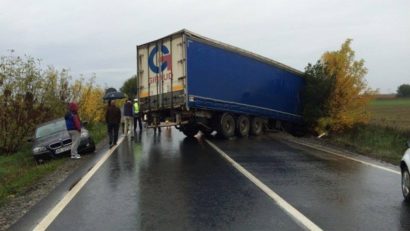 Trafic restricţionat pe DN 58 Reşiţa – Caransebeş. Un TIR „s-a pus” de-a curmezişul drumului