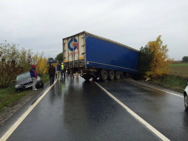 Trafic restricţionat pe DN 58 Reşiţa – Caransebeş. Un TIR „s-a pus” de-a curmezişul drumului