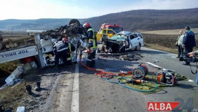 O persoană a decedat după ce un camion a lovit o maşină de salubrizare