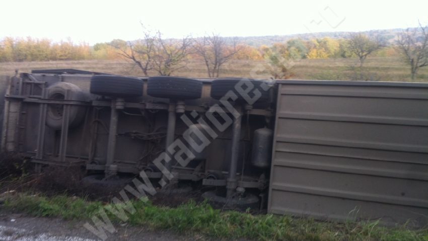 [FOTO] Accident pe drumul care leagă Reșița de Caransebeș. Un TIR s-a răsturnat