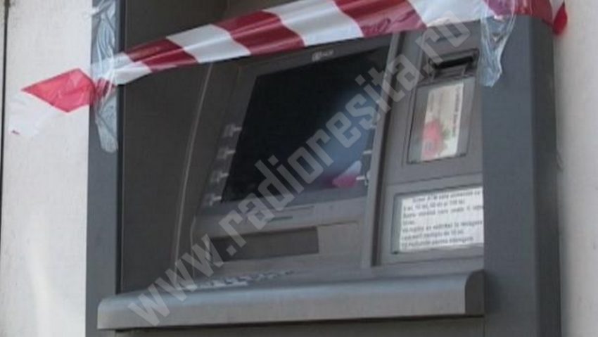 Bancomatele băncilor din Lugoj, atacate de hoţi