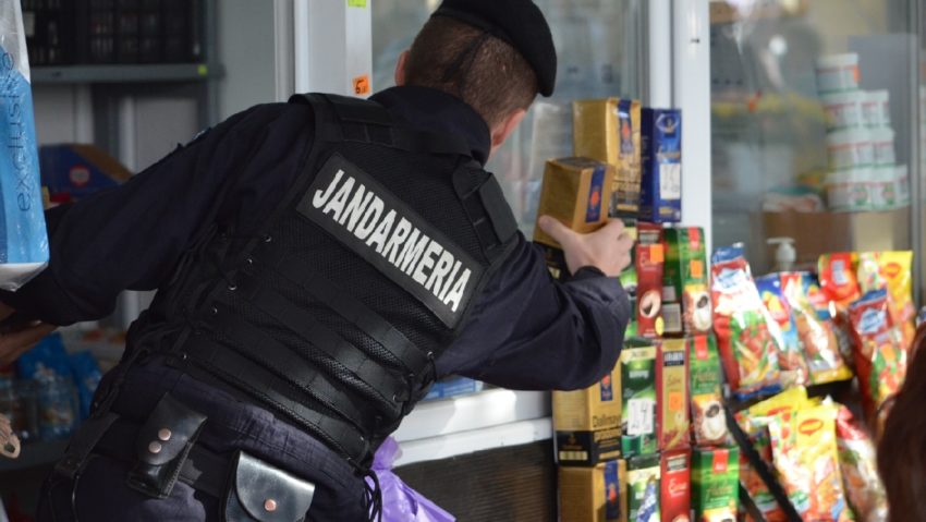 [FOTO] Lovitură dată comercianţilor ilegali dintr-o piaţă din Caransebeş