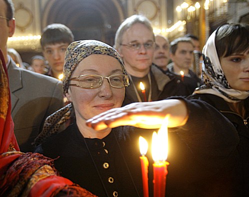 O femeie a luat foc în biserică!