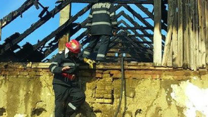 Două familii din Caraş-Severin au avut o noapte incendiară: Au rămas fără acoperiş deasupra capului