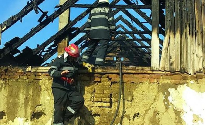 Două familii din Caraş-Severin au avut o noapte incendiară: Au rămas fără acoperiş deasupra capului