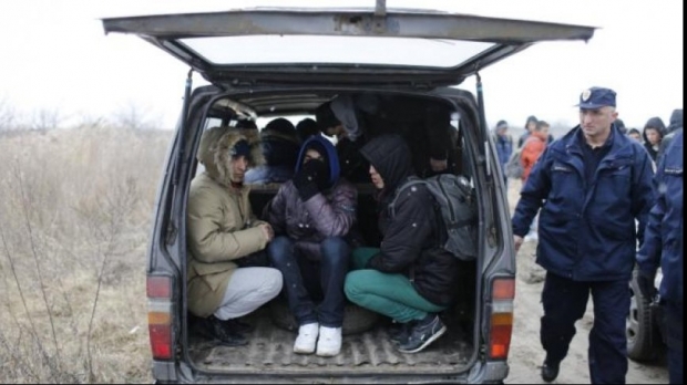 Camion înmatriculat în România, prins transportând 31 de imigranţi